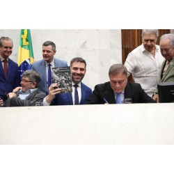 Livro A Travessia sobre a trajetória de Álvaro Dias é lançado na Assembleia